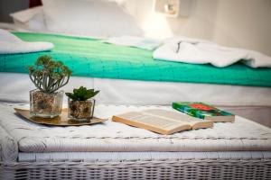 una mesa con un libro y un plato con un libro en Beppo Sea View, en Rovinj