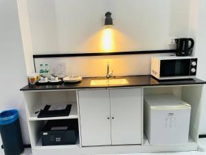 Dapur atau dapur kecil di YAMA HOTEL & ROOFTOP BAR
