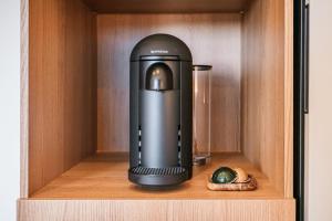 Un enrutador negro sobre un estante de madera en Hotel Yeon, en Seogwipo