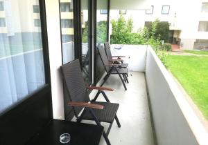 a row of chairs sitting on a balcony at Ruhige Ferienwohnung in Linden