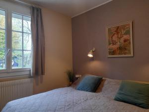 een slaapkamer met een bed en een raam bij Maison Le Petit Bonheur in Soturac +17 foto's