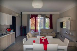 a kitchen and living room with a table and chairs at La Dolce Mela in Buonabitacolo