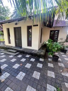 阿勒皮Namaste的一栋前面有棕榈树的房子