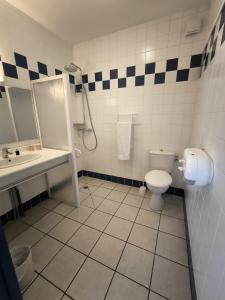 Koupelna v ubytování Hôtel Le Laury's + 14 fotografií