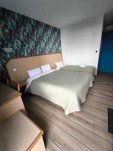 Postel nebo postele na pokoji v ubytování Hôtel Le Laury's + 37 fotografií