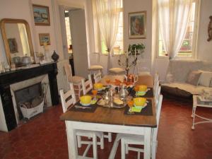 a kitchen and living room with a table and chairs at Le Presbytère in Rivesaltes
