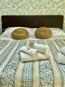 een bed met twee kussens erop bij Jordan Home in Napels