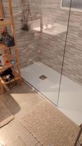 une salle de bain avec une douche en verre avec un lavabo dans l'établissement Appartamento il Gelsomino, à Orvieto