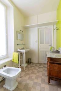 Bilik mandi di Chez Dalmasou Maison 120 m2 jardin terrasse 3 chambres wifi parking centre village