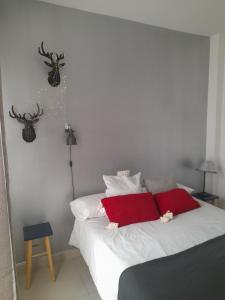 sypialnia z łóżkiem z dwoma porożami na ścianie w obiekcie Apartamento San Juan 3 w Murcji