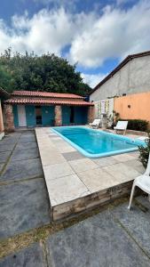 een zwembad in de achtertuin van een huis bij Navona beach - Casa de Praia com Piscina in Tutóia