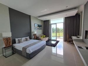 Ένα ή περισσότερα κρεβάτια σε δωμάτιο στο MIDST 2 ROYAL HILLS GOLF COURSE AND SPA
