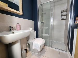 Ένα μπάνιο στο Langford House, 3bedroom, Netflix, Parking, WiFi +35 φωτογραφίες