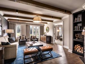 Uma área de estar em Fairmont Chateau Whistler