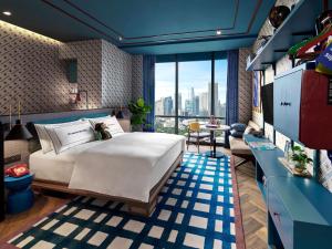 Voodi või voodid majutusasutuse 25hours Hotel Jakarta The Oddbird toas