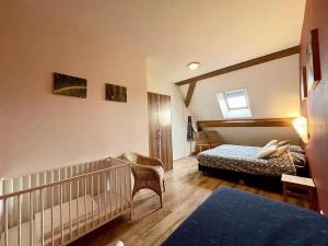 Habitación para bebés con cuna y cama en Huis aan de vijver, en Kamperland
