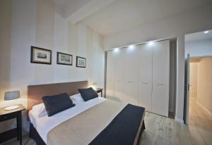 フィレンツェにあるApartments Florence Borgo dei Greciのベッドルーム(大型ベッド1台、クローゼット付)