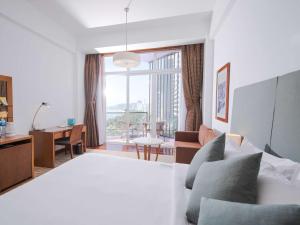 Postel nebo postele na pokoji v ubytování Novotel Nha Trang