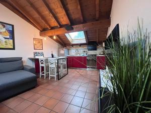 Una cocina y una sala de estar con un sofá y una mesa. en Kibilù - Via Orrigoni Centro Città, en Varese