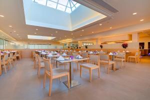 Un restaurante o sitio para comer en SBH Monica Beach Resort