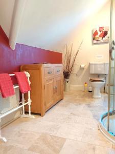 a bathroom with a toilet and a sink at Rock House Cottage in Exeter +8 photos