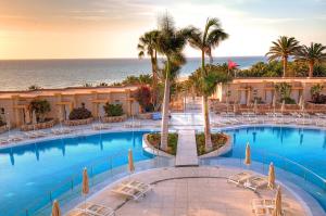 una imagen de la piscina del complejo con el océano en el fondo en SBH Monica Beach Resort, en Costa Calma