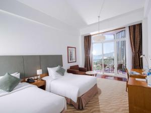 Postel nebo postele na pokoji v ubytování Novotel Nha Trang