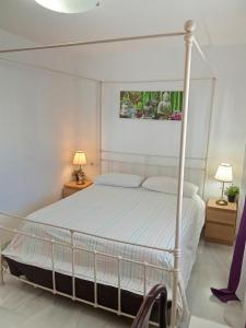 a bedroom with a bed and two night stands at Apartamento Mirasol con parking privado in Fuengirola