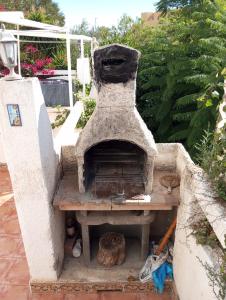 an outdoor pizza oven sitting in a yard at Casa Alkabir Campello in El Campello