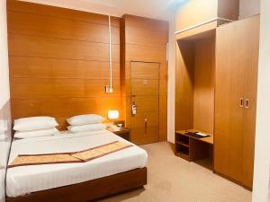 Katil atau katil-katil dalam bilik di YAMA HOTEL & ROOFTOP BAR