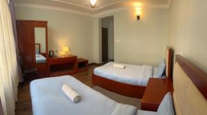 Postel nebo postele na pokoji v ubytování Norbu Hotel