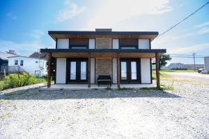 谢蒂坎普The Dockside Suite的沙石路顶部的小房子