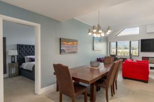 Un comedor con una mesa y un dormitorio. en Black Tusk - Top Floor, Best Location, Mtn Views, en Whistler