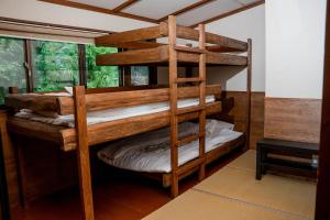 Letto a castello in legno in una camera con finestra di 雪花菜山荘 a Hakuba