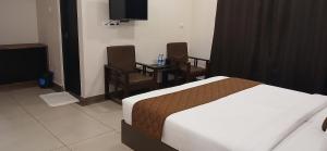 Postel nebo postele na pokoji v ubytování HOTEL PANKAJ RESIDENCY