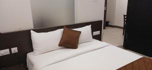 Postel nebo postele na pokoji v ubytování HOTEL PANKAJ RESIDENCY
