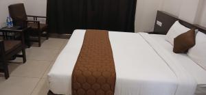 Postel nebo postele na pokoji v ubytování HOTEL PANKAJ RESIDENCY