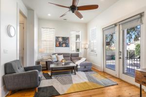 Una sala de estar con un sofá y un ventilador de techo. en Amazing 3BR Cottage off St Charles with Pool, en Nueva Orleans