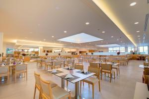 a dining room with tables and chairs in a restaurant at SBH Monica Beach Resort in Costa Calma