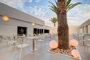 Un restaurante o sitio para comer en SBH Monica Beach Resort