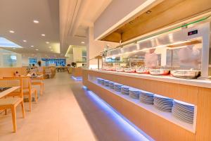 Un restaurante o sitio para comer en SBH Monica Beach Resort