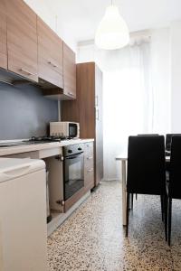 Kuchyňa alebo kuchynka v ubytovaní Enjoy Apartment Gorla
