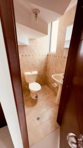 a bathroom with a toilet and a sink at Dúplex amplio con vista increíble Unicentro, Pasto in Pasto