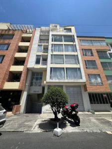 a motorcycle parked in front of a building at Dúplex amplio con vista increíble Unicentro, Pasto in Pasto +5 photos