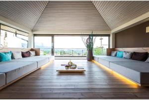 a large living room with couches and a table at Romantik Spa Hotel Elixhauser Wirt in Elixhausen