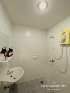 Ένα μπάνιο στο 2BR Charming Family Suite