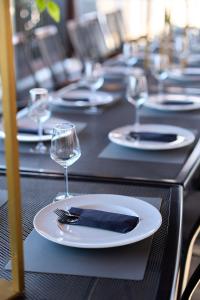 Reštaurácia alebo iné gastronomické zariadenie v ubytovaní Hotel Phoenix