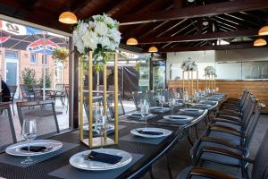 Reštaurácia alebo iné gastronomické zariadenie v ubytovaní Hotel Phoenix
