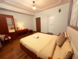 Postel nebo postele na pokoji v ubytování Norbu Hotel