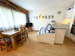 Kuchyňa alebo kuchynka v ubytovaní Studio au pied des pistes avec parking et WiFi - FR-1-343-162